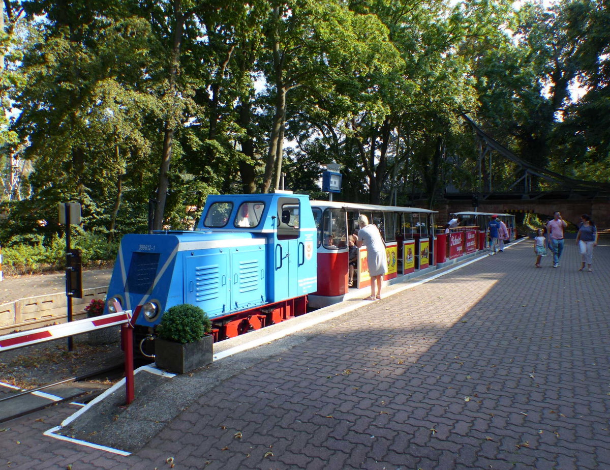 Die 399 612-1 der Parkeisenbahn Halle (S) am 31.08.2019 im Bahnhof Peißnitzbrücke.