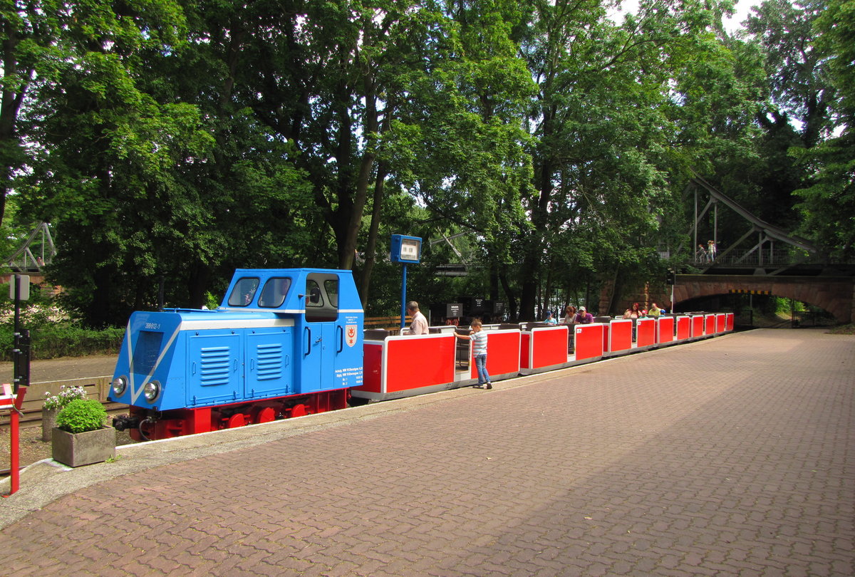 Die 399 612-1 der Parkeisenbahn Halle am 15.06.2015 während einer Pause im Hauptbahnhof auf der Peißnitzinsel.