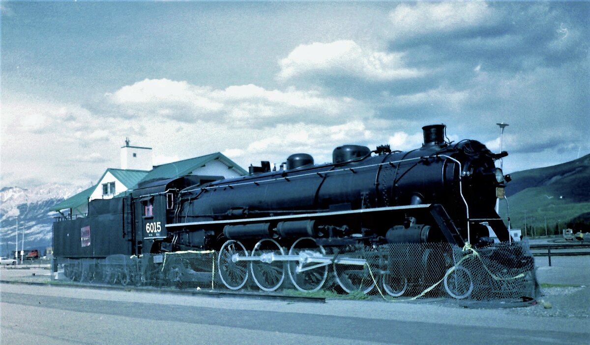 Die 4-8-2 Lokomotive #6015, bekannt als Class U-1-A, ist eine Schnellzuglokomotive der Canadian National. Gebaut 1923 von der Canadian Locomotive Company ist sie seit 1972 in Jasper (Alberta) vor dem Bahnhof ausgestellt. Farbnegativscan Juni 1997