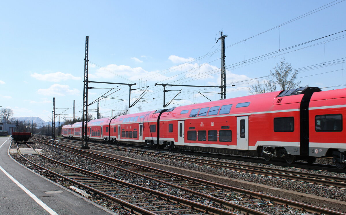 Die 4 doppelstöckigen Desiro HC Mittelwagen des DB 4462 003 mit den Nummern 94 80 4862 003-3 D-DB + 94 80 4862 103-1 D-DB + 94 80 4862 603-0 D-DB und 94 80 4862 503-2 D-DB, für den späteren Einsatz als  Franken-Thüringen-Express  zwischen Nürnberg und Erfurt. Hier unterwegs am 05.04.2023 in Gerstungen auf Tesfahrt Richtung Bebra.