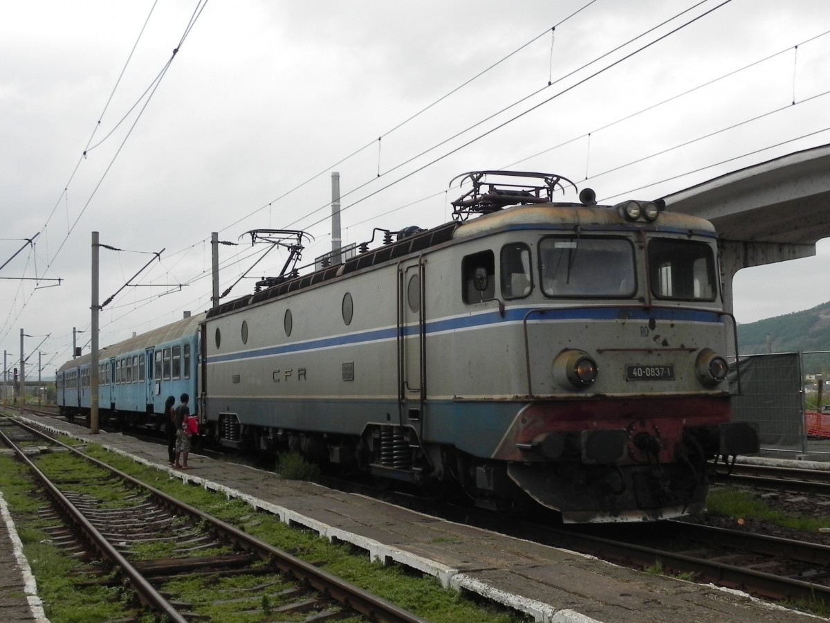Die 40-0837-1 beim Halt mit einem Regionalzug im Bahnhof von Copsa Mica. 28.08.2013 um 14:16 Uhr. 