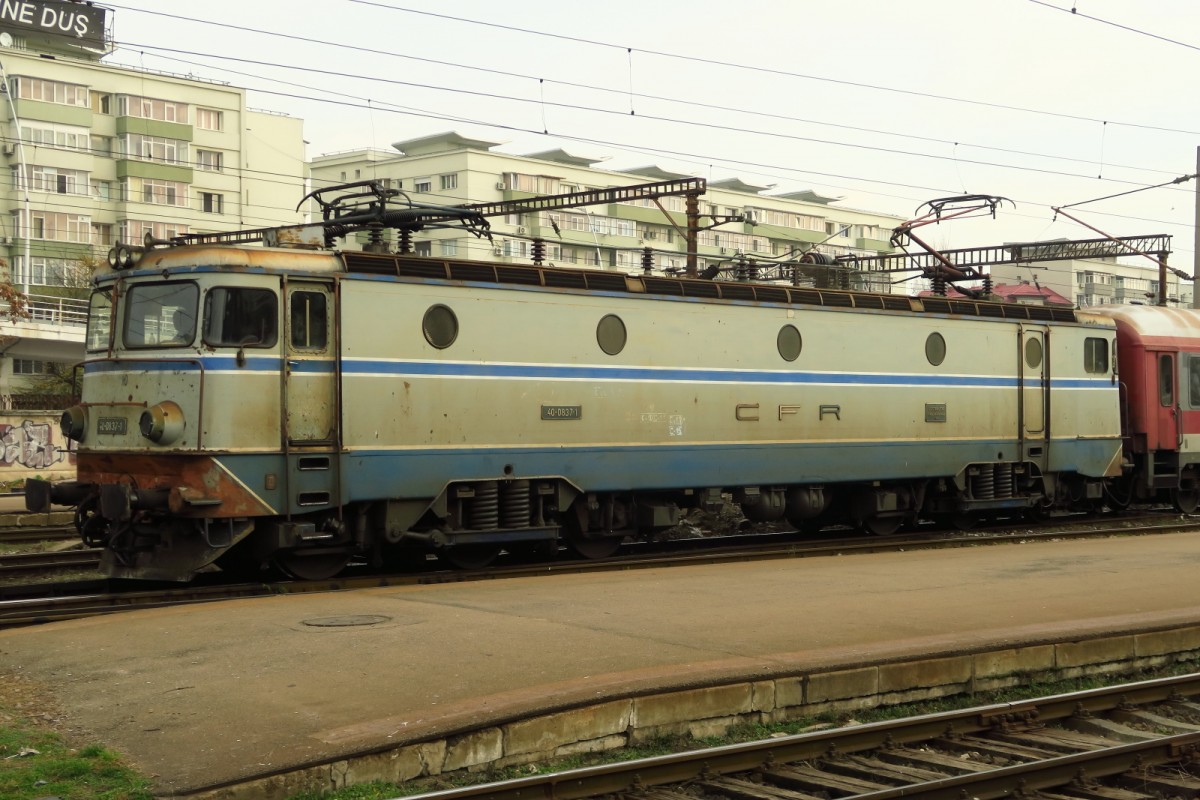 Die 40-0837-1 mit einem Regionalzug im Bahnhof Gara du Nord Bukarest. Foto vom 20.11.2015.