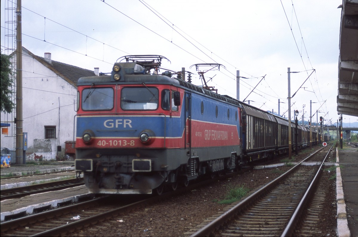 Die 40-1013-8 der  GFR  durchfhrt am 28.08.2013 bei leichtem Regen den Bahnhof Copsa Mica. Nikon F75 - Scan vom Dia.  