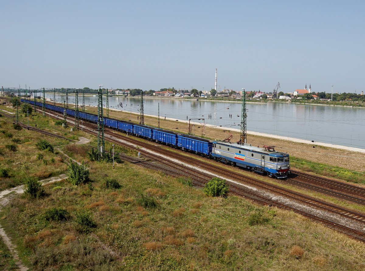 Die 400 342 mit einem Kohlezug am 27.08.2017 bei der Durchfahrt in Komárom.
