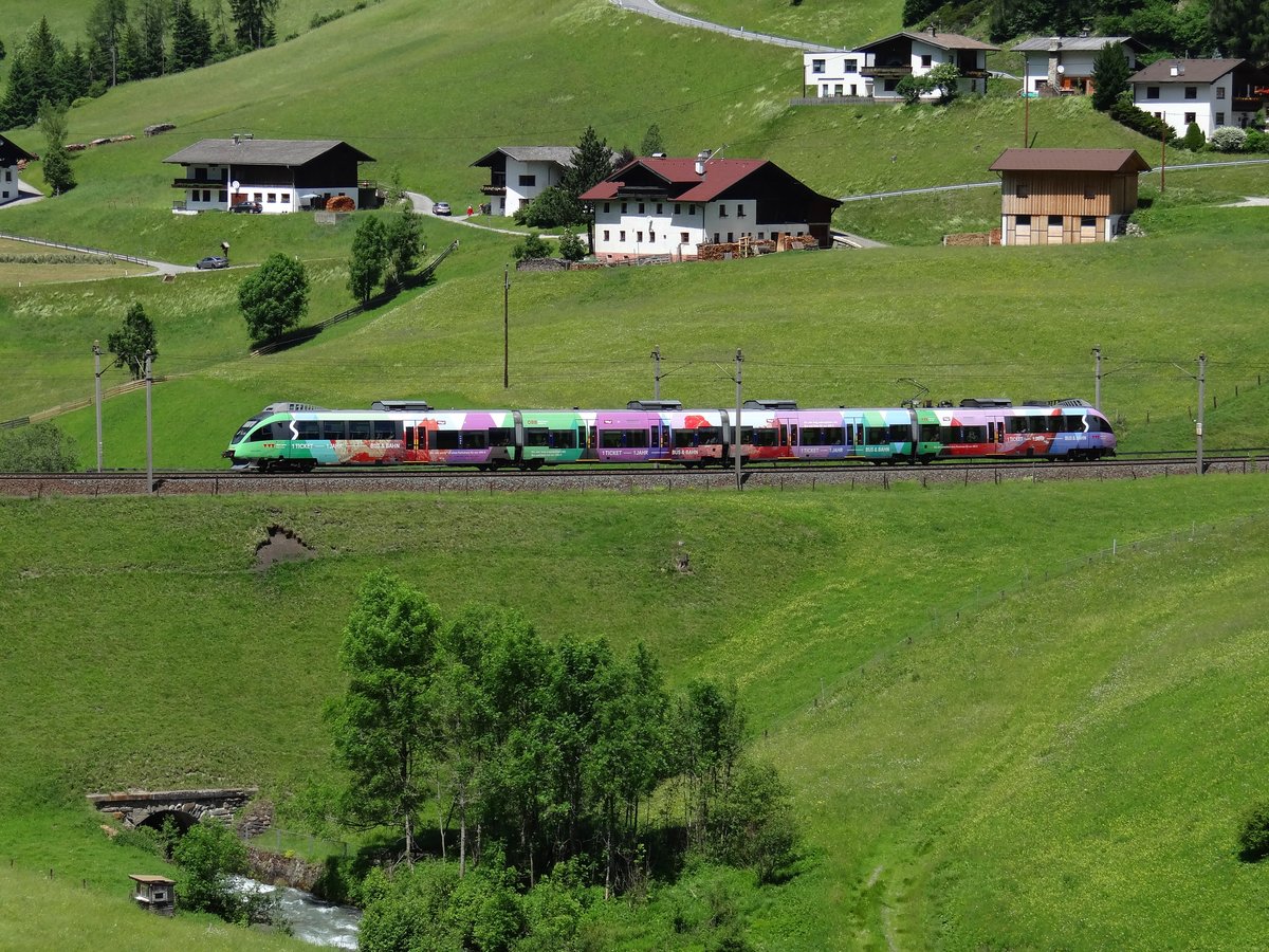 Die 4024 088, mit Werbung  Verkehrs Verein Tirol - VVT  mit ein Regio von Innsbruck nach Brennero. Sankt-Jodok Kurve - 15-06-2017