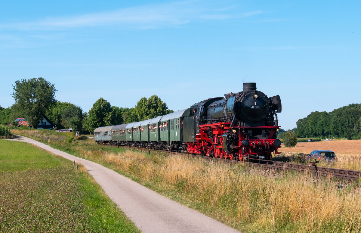 Die 41 018 mit einem Sonderzug (Bahnpark Augsburg) auf dem Weg von Augsburg nach Utting am Ammersee, hier kurz vor Schondorf