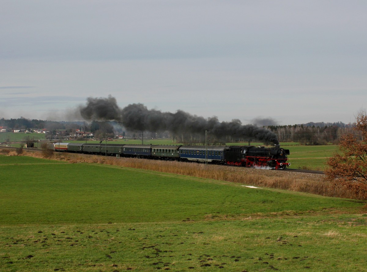 Die 41 018 mit einem Sonderzug nach Berchtesgaden am 13.12.2014 unterwegs bei Bernau.