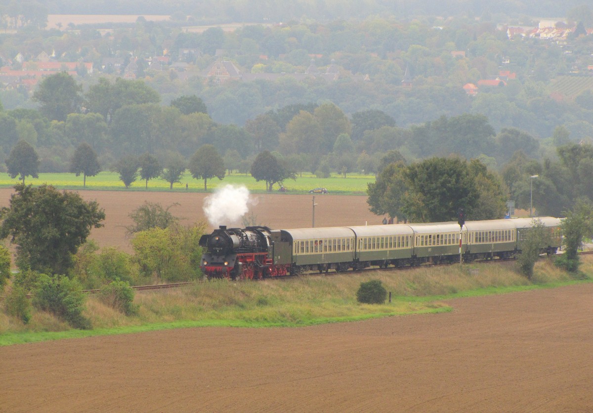 Die 41 1144-9 der IGE Werrabahn-Eisenach mit dem RE 16197  Rotkppchen-Express II  von Eisenach nach Freyburg (U) und weiter zur Abstellung nach Karsdorf, am 05.10.2013 im Unstruttal bei Kleinjena.