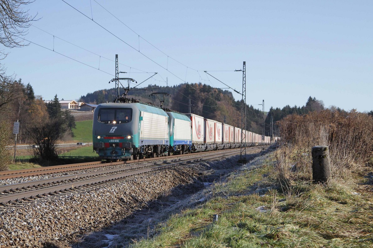 Die 412 018 mit Güterzug Richtung Rosenheim bei Übersee am 01.12.2013