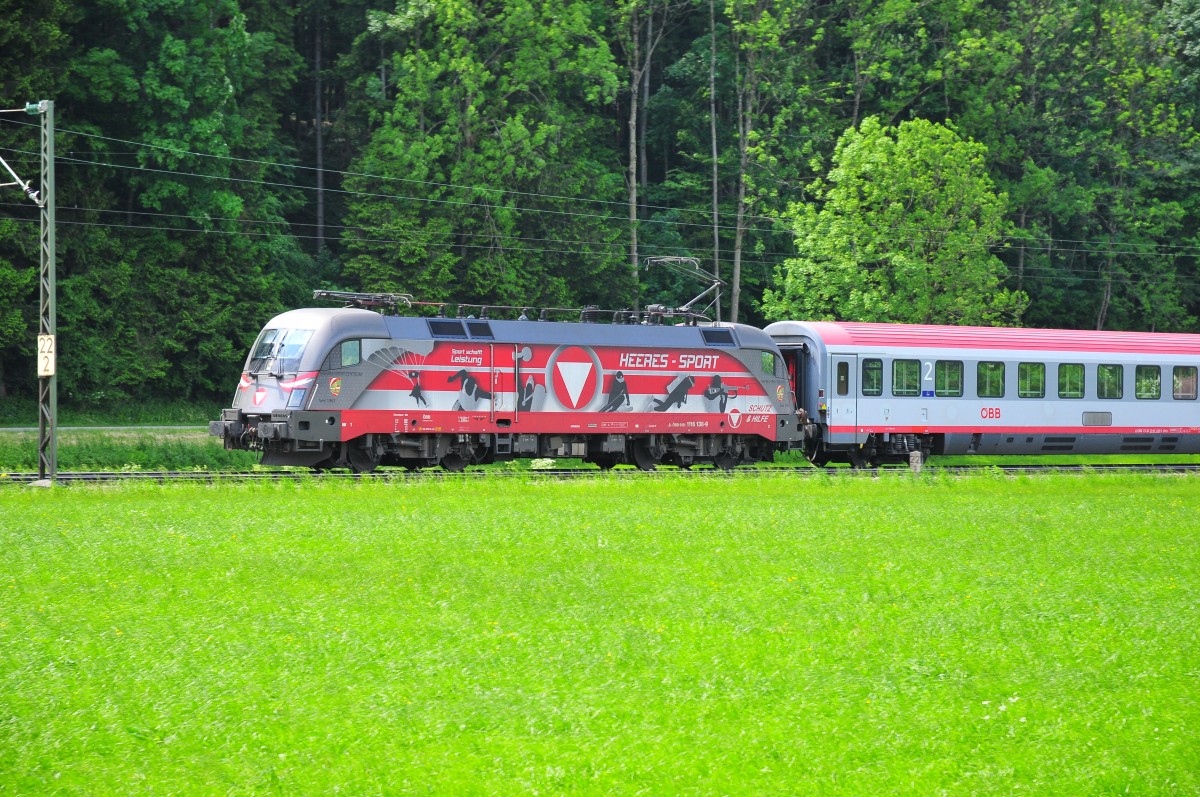 Die သHeeres-Sport Lokလ 1116 138-9 der ÖBB bei Oberaudorf am 24.05.14