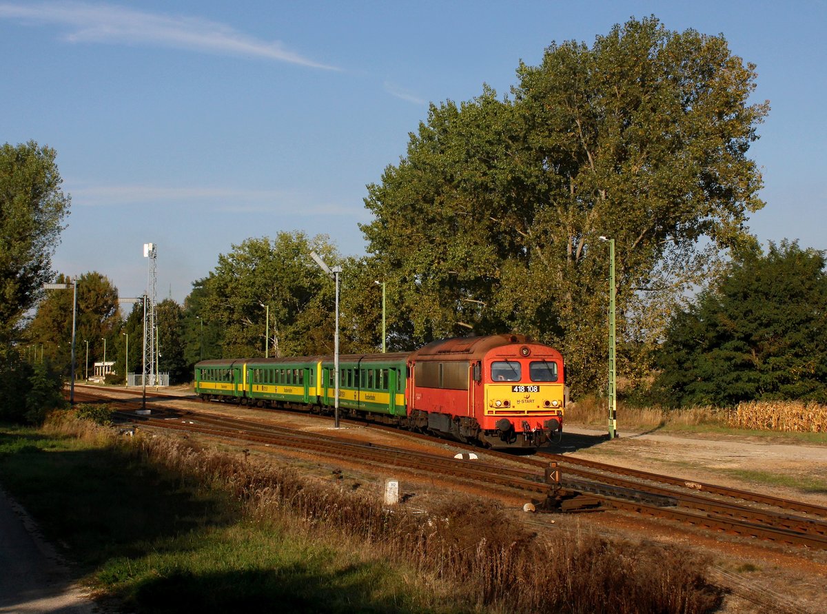 Die 418 108 als R nach Celldömölk am 30.09.2016 bei der Ausfahrt aus Gecse-Gyarmat.