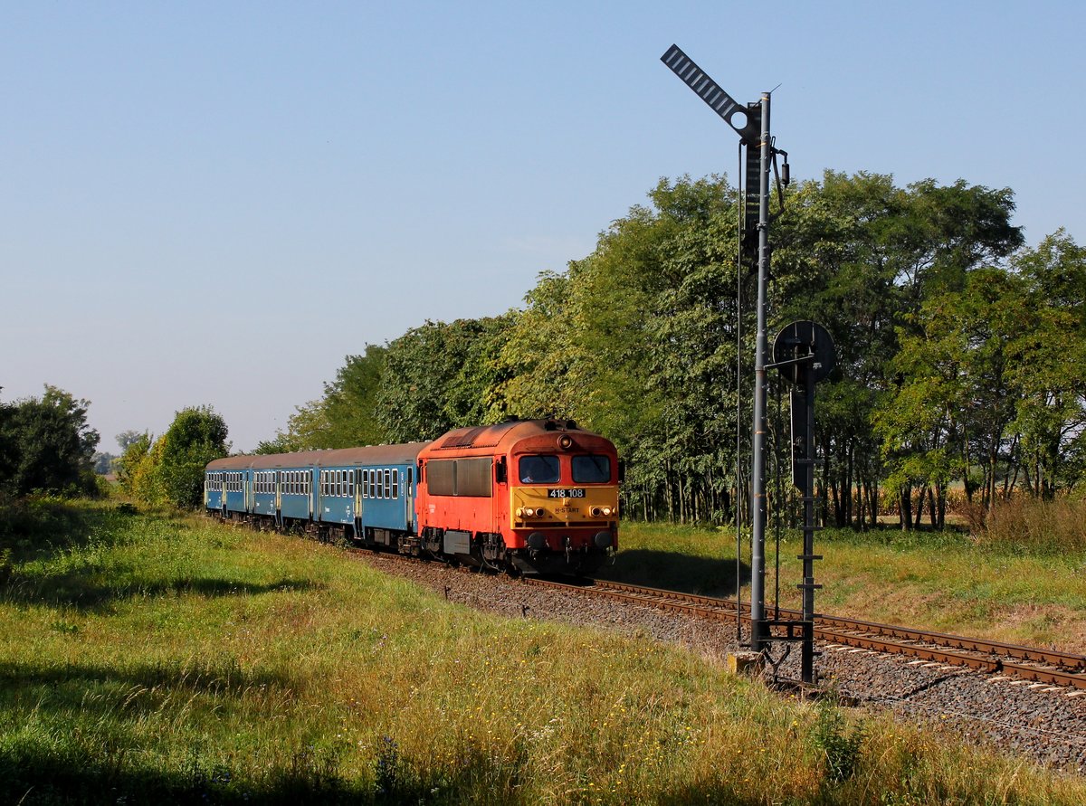 Die 418 108 mit einem R nach Győr am 30.09.2016 unterwegs bei Mezőlak.
