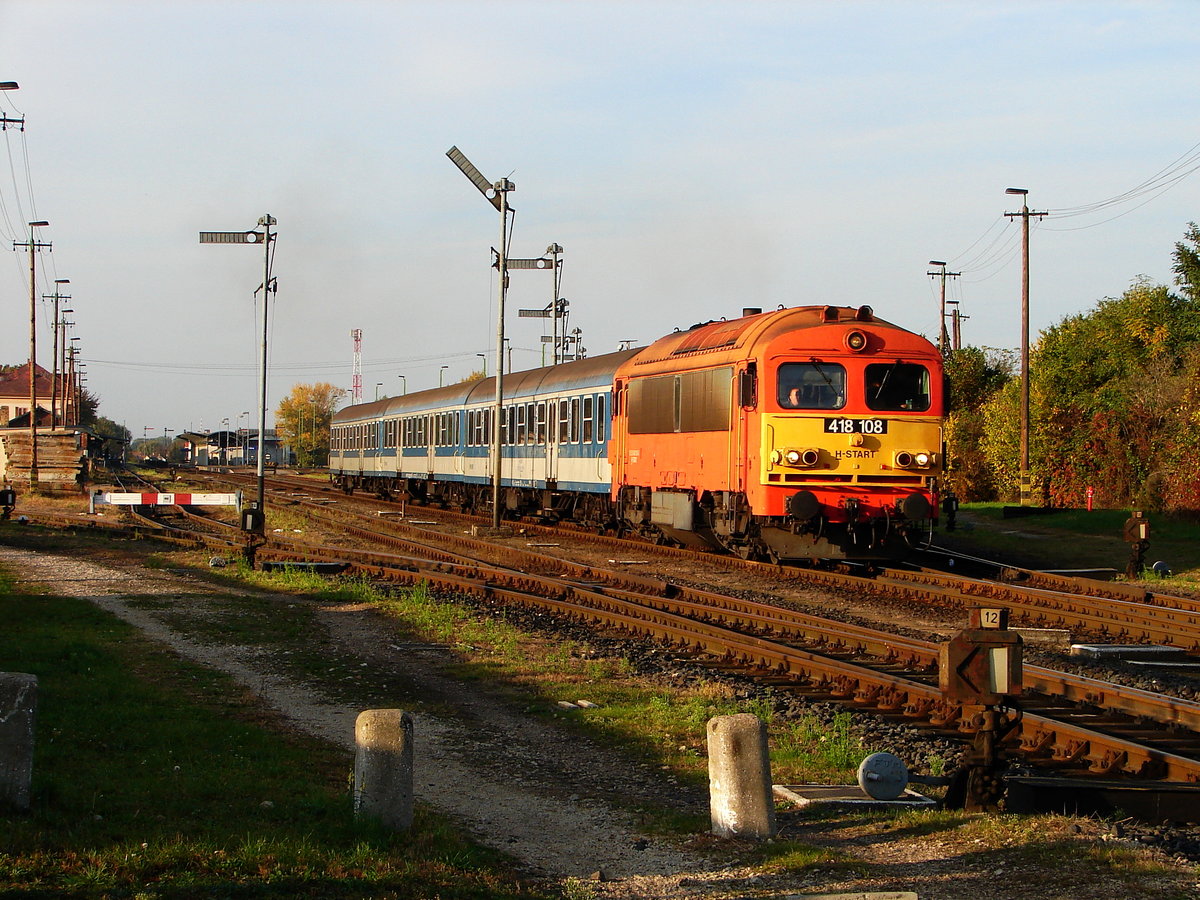 Die 418 108 (vorher war M41 2108) mit einem Personenzug bei der Abfahrt von Bahnhof Pápa (KBS 10).
Pápa, 18.10.2019.