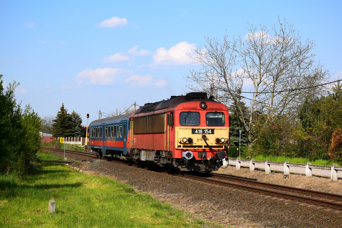 Die 418 154 (ex. M41 2154) mit dem Personenzug 34923 (Komárom - Székesfehérvár) kurz vor Hst. Szőny-Déli.
Komárom, 22.04.2023.