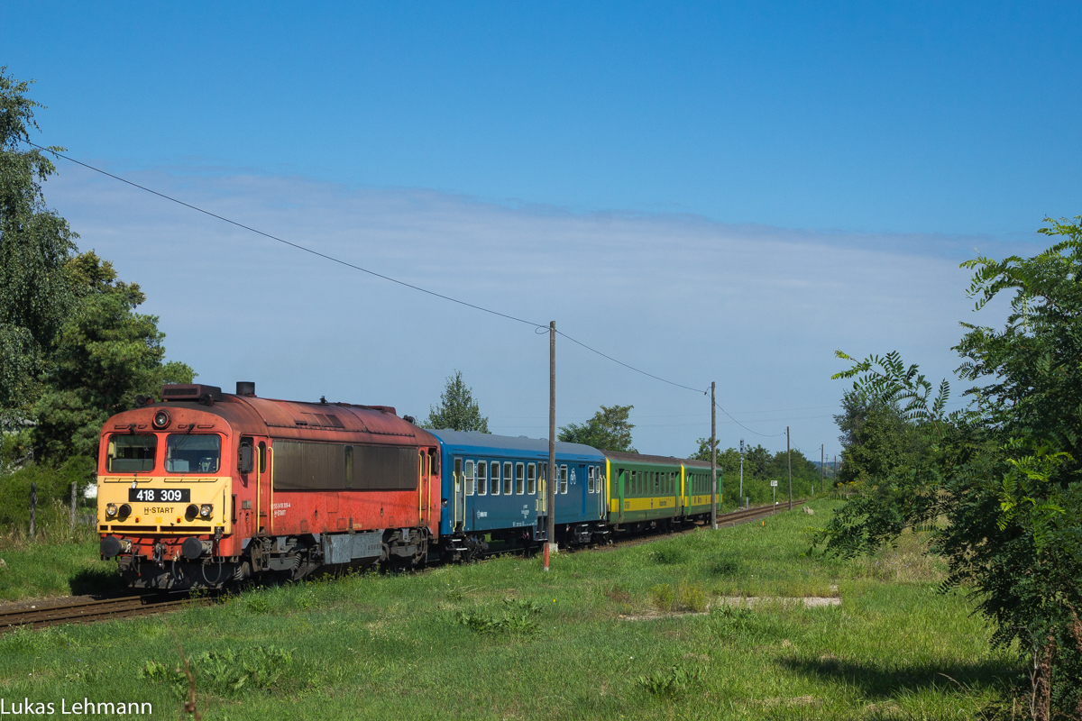 Die 418 309 fährt ihren Personenzug in den Bahnhof von Vasútállomás ein, 12.08.2016
