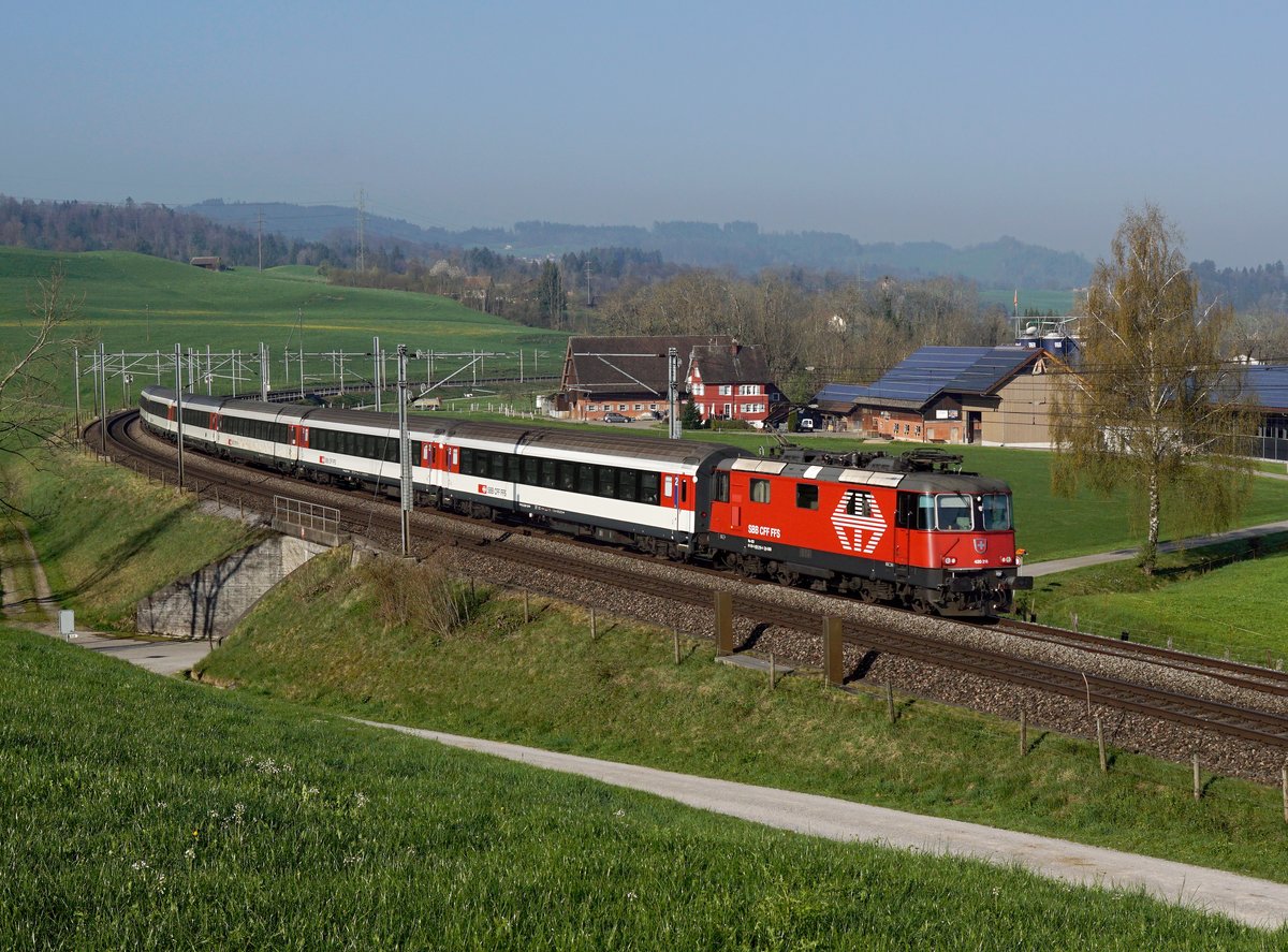 Die 420 216 mit einem IC nach St. Gallen am 08.04.2017 unterwegs bei Gossau.