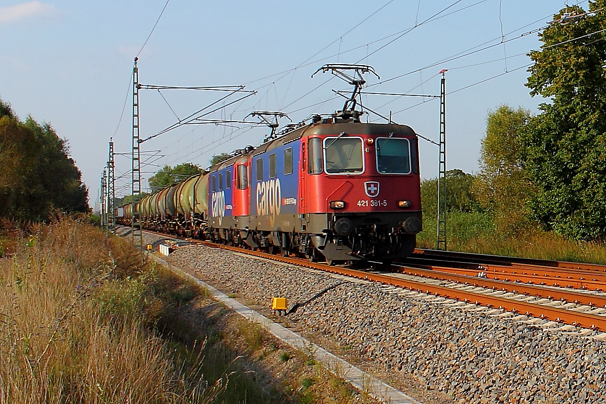 Die 421 381-5 und eine weitere 421 mit einem Kesselwagenzug am 06.09.2014 in Nassenheide.