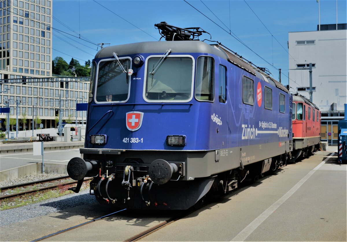 Die 421 383 im München-Zürich Design wartet am 3 Juli 2021 im Bahnhof von St. Gallen auf neue Aufgaben.