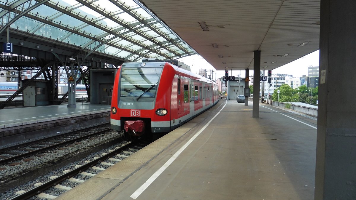 Die 423 055-3 der DB-Regio NRW als S19 (Düren - Hennef) bei der Einfahrt in Köln HBF in Richtung Deutz und weiter nach Hennef.

Köln HBF
18.08.2016