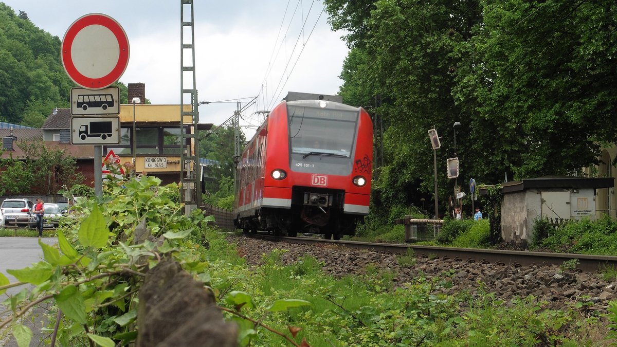 Die 425 101-3 der DB vorbei am Schrankenwärterposten in Königswinter der Triebwagen muss hierbei nur um die Kurve um den Bahnsteig in Köigswinter zu erreichen.


29.05.2016
Königswinter