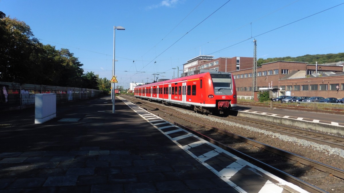 Die 425 138-5 der DB mit dem RE 8 bei der Ausfahrt aus Königswinter in Richtung Mönchengladbach HBF , DEN 02.10.2015