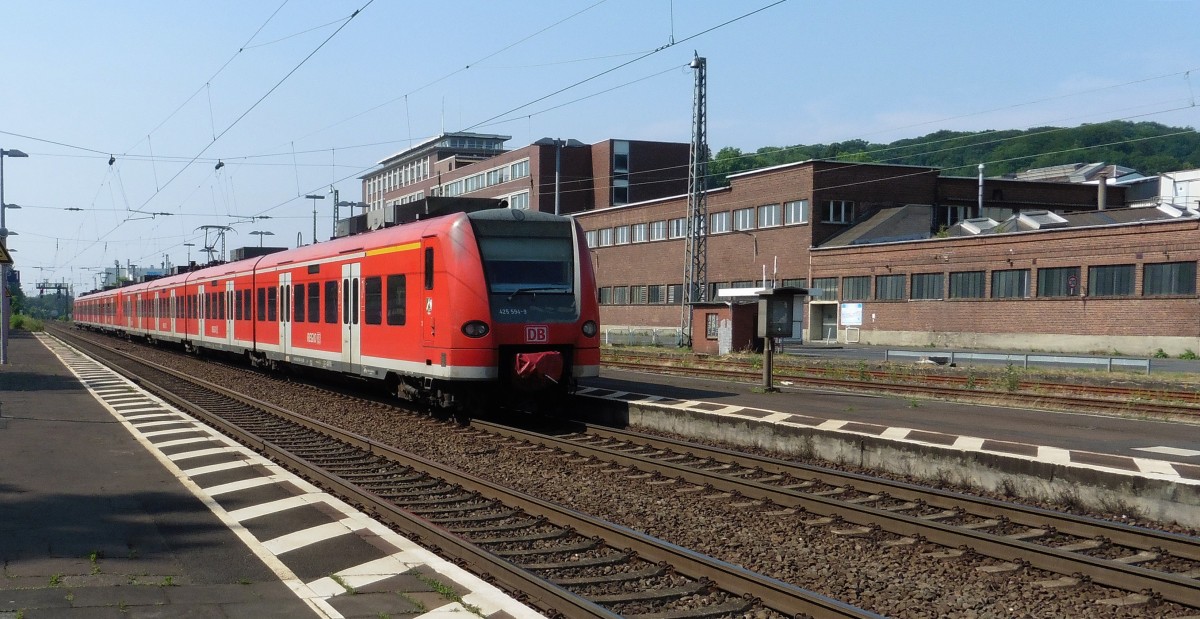 Die 425 554-3 als RE 8 bei der Ausfahrt des Königswinter Bahnhof , Den 03.07.2015