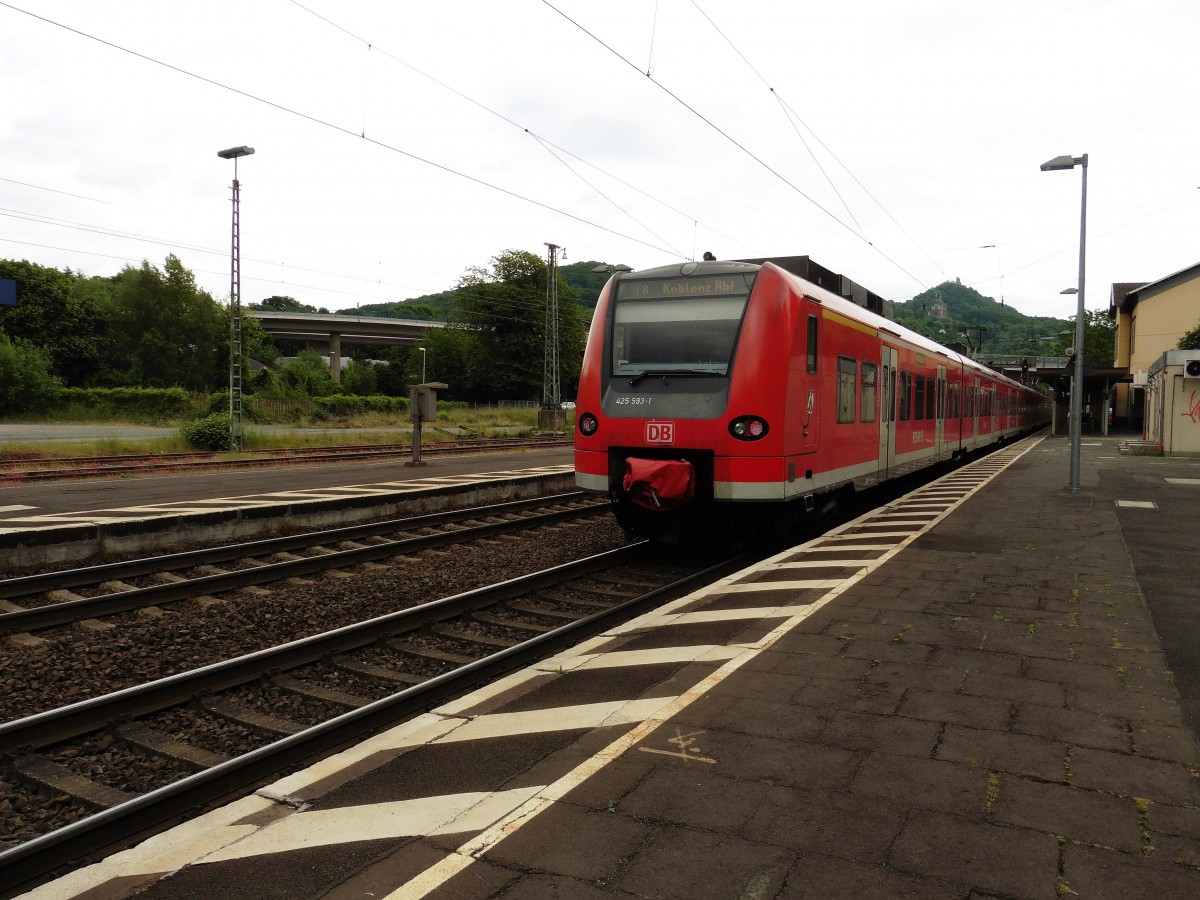 Die 425 593-1 als RE 8 nach Koblenz HBF bei der Ausfahrt des Königswinter Bahnhof , Den 30.05.2015