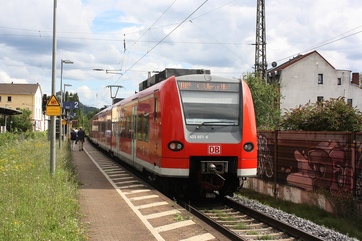 Die 425 603-6 welche auf der RB 27 (Mönchgladbach - Köln - Koblenz) unterwegs war, macht grade Halt in Niederdollendorf in Richtung Koblenz.

Niederdollendorf
26.07.2020