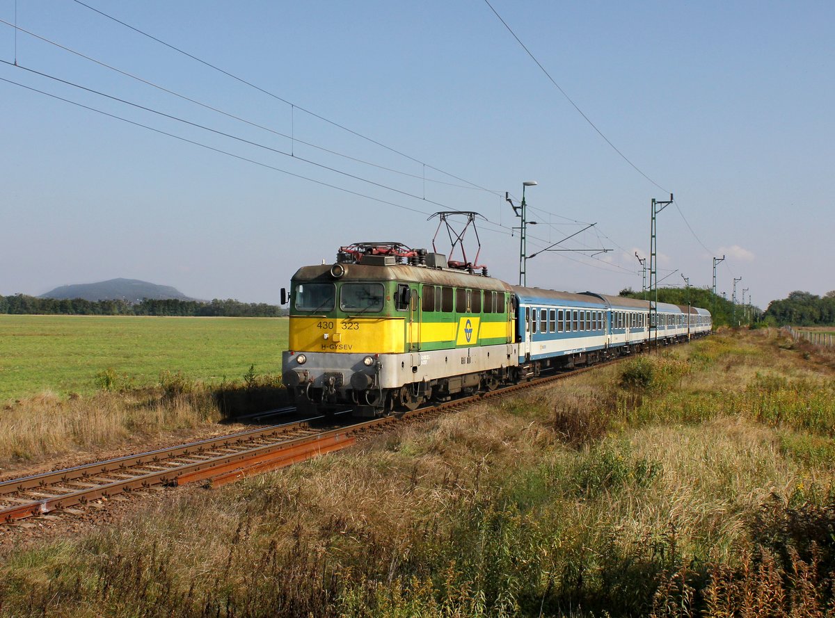 Die 430 323 mit einem D nach Szombathely am 01.10.2016 unterwegs bei Kerta.