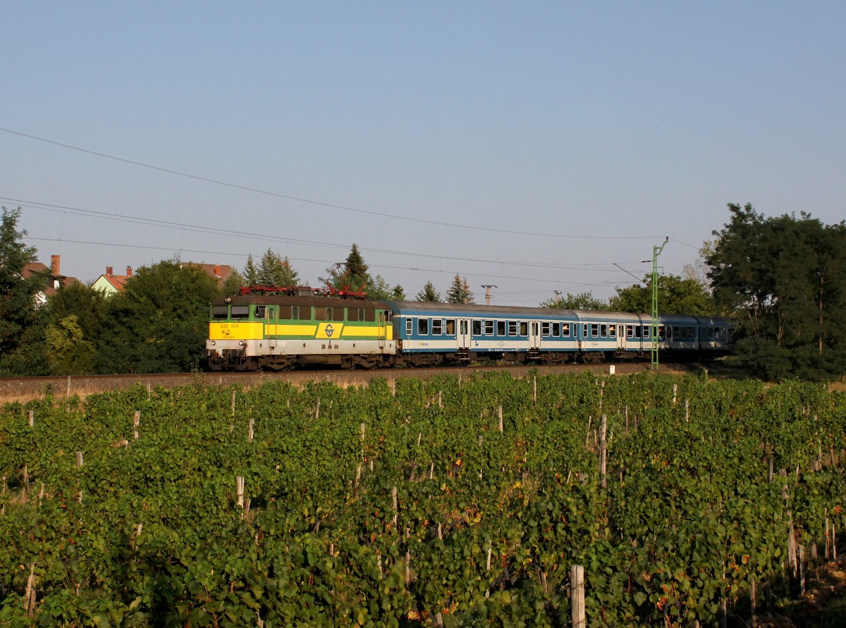 Die 430 324 mit einem E nach Sopron am 01.09.2015 unterwegs bei Kópháza.