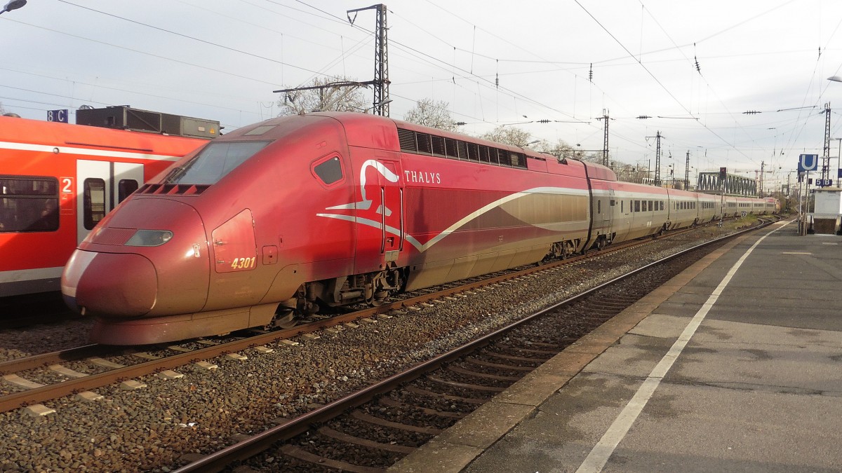Die 4301 des THALYS (SCNF) bei der langsamen Durchfahrt durch Köln Messe/Deutz in 
Richtung Köln HBF , DEN 05.12.2015