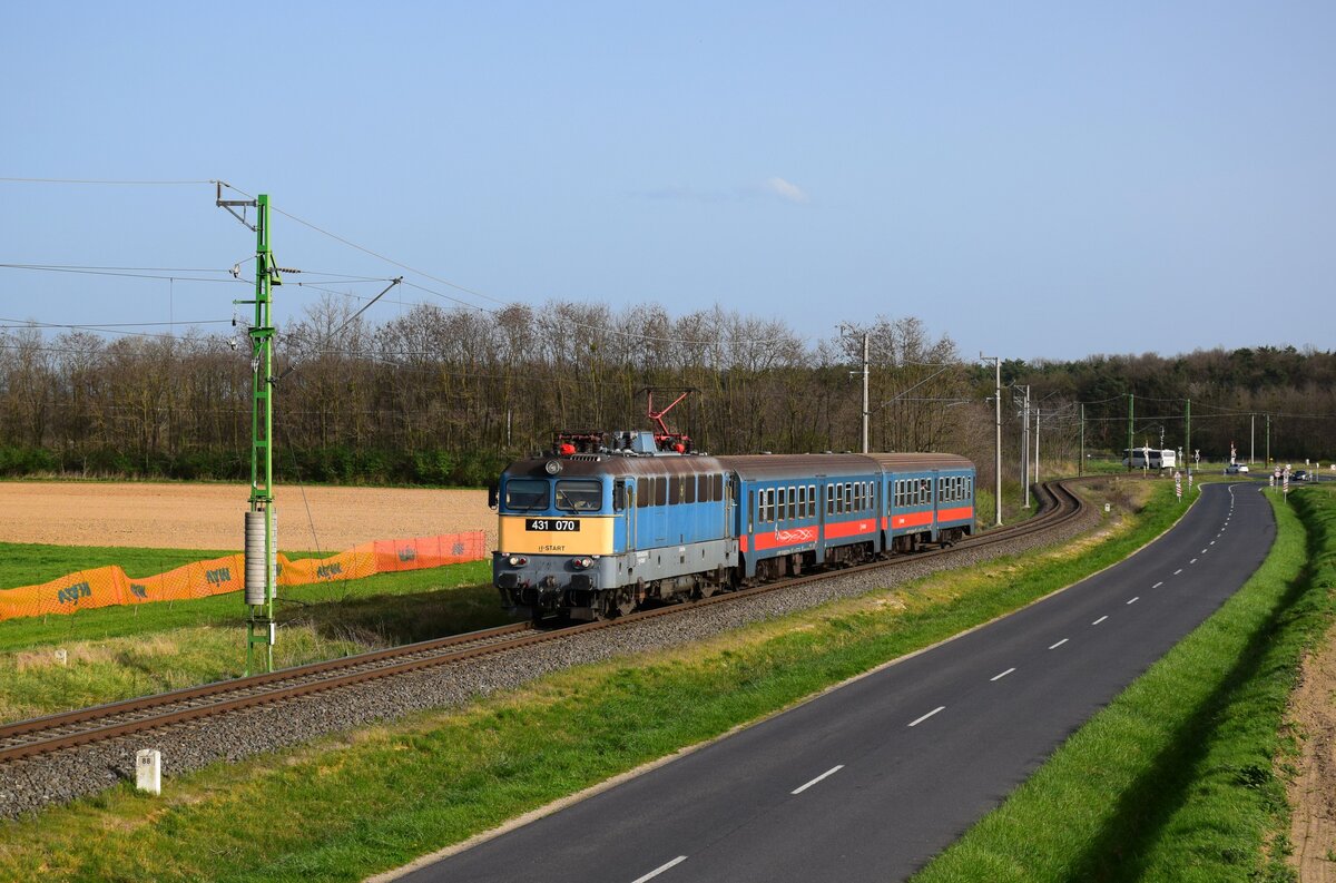 Die 431 070-er (ex. V43 1070) ist mit dem Personenzug 9513 (Zalaegerszeg-Celldömölk) zwischen Nemeskeresztúr und Jánosháza.
30.03.2024.