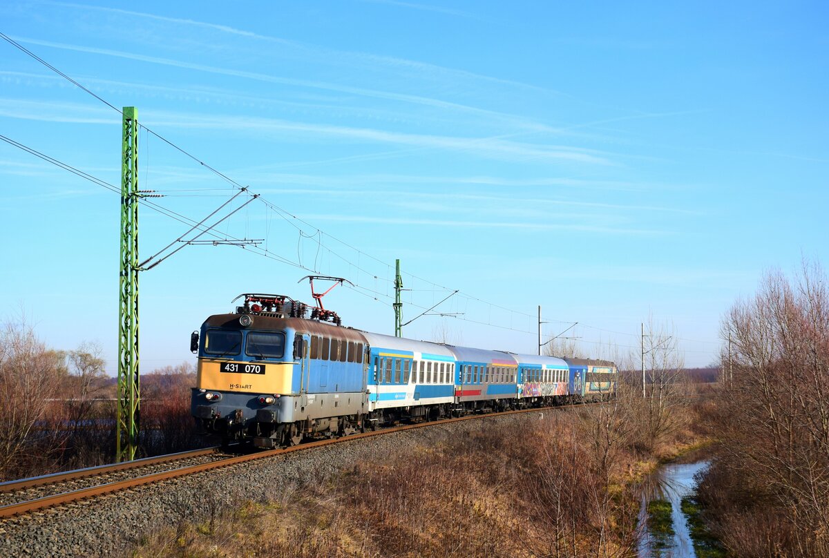 Die 431 070 (V43 1070)  Szili  ist auf dem Weg nach Zalaegerszeg - Hodoš - Ljubljana mit dem Zug 246  Citadella  kurz nach Kerta.
29.12.2023.