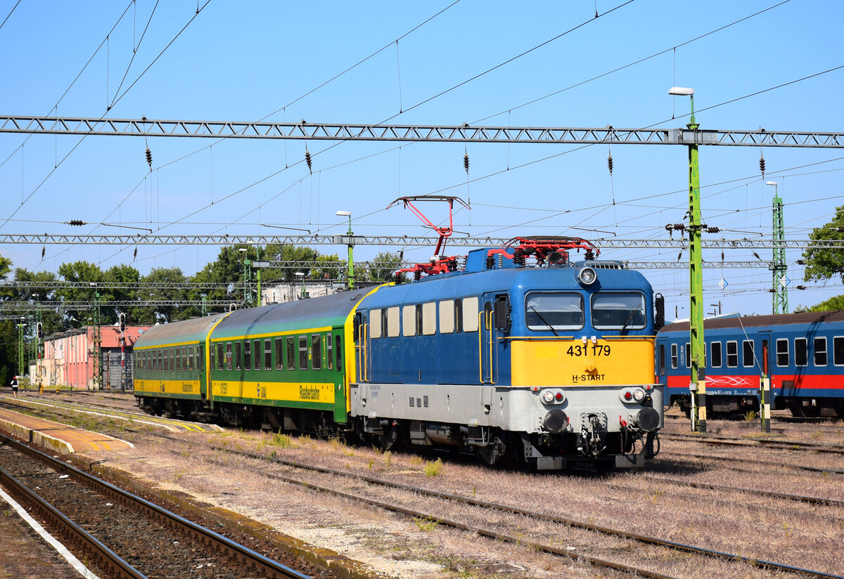 Die 431 179 (ex. V43 1179) mit dem Zug 9514 (Celldömölk - Zalaegerszeg) fährt ab aus Celldömölk.
12.09.2021.