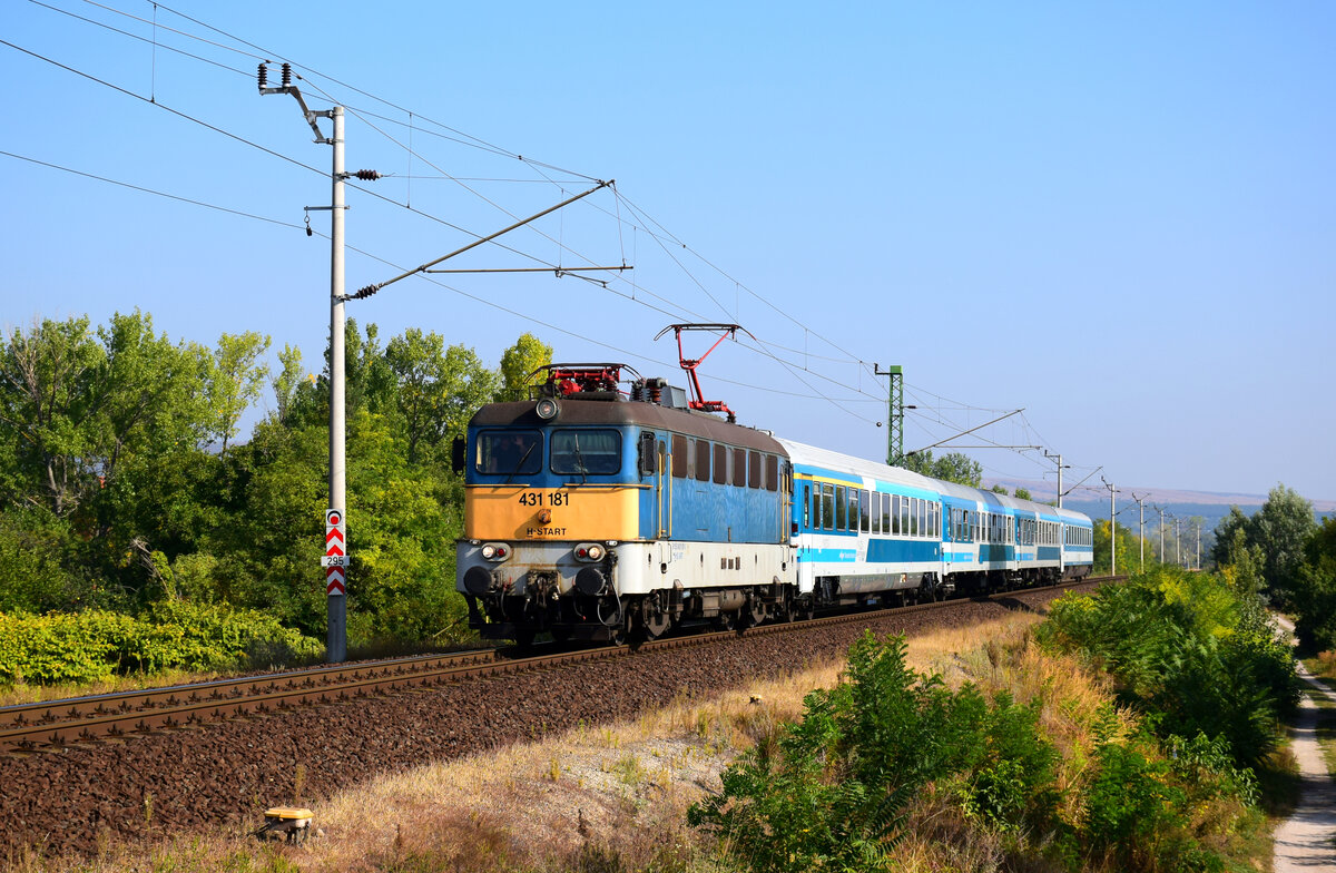 Die 431 181 (ex. V43 1181) mit dem IC 246  Citadella  von Budapest nach Ljubljana kurz vor Hst. Öskü.
26.09.2021.