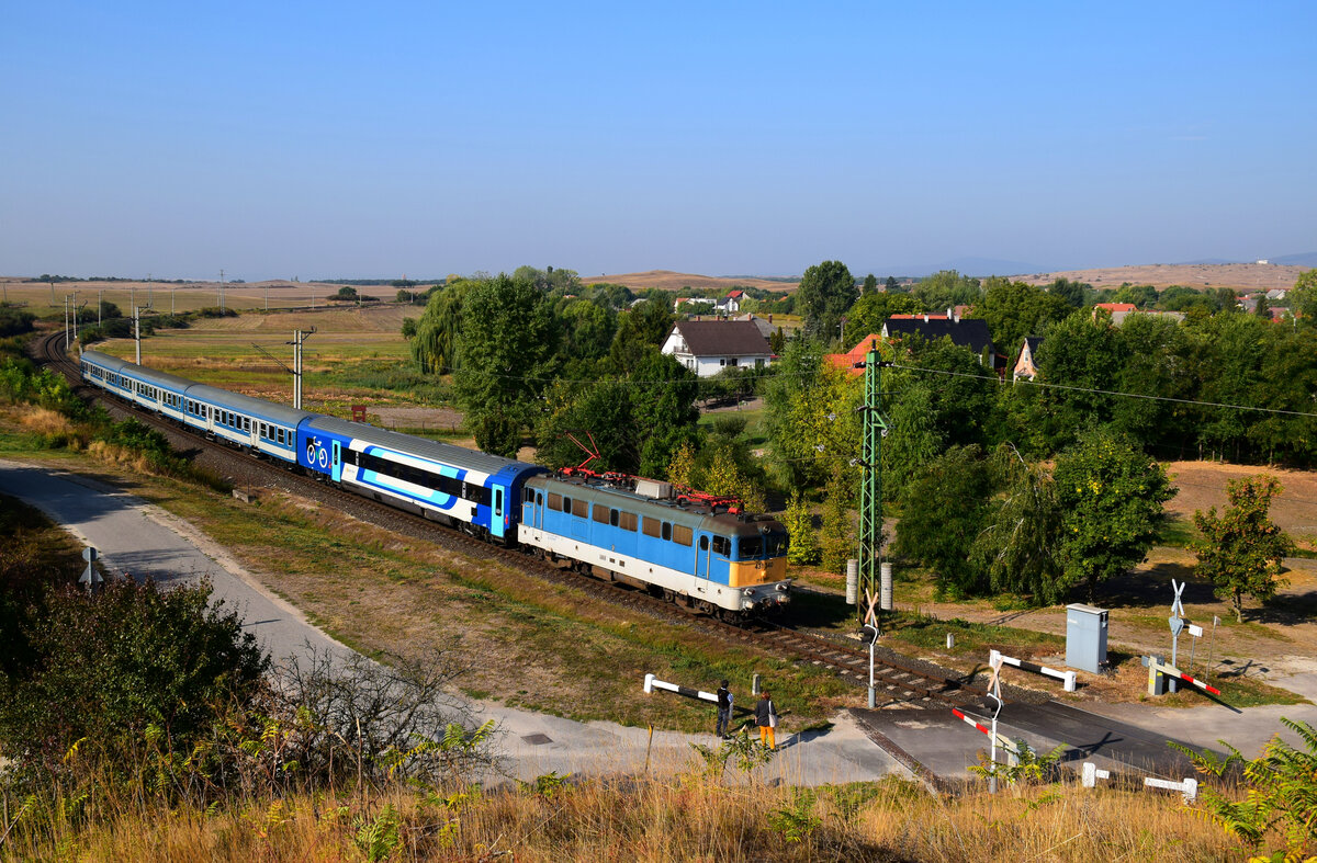 Die 431 340 ist mit dem IC 957 kurz vor Haltestelle Öskü.
26.09.2021.