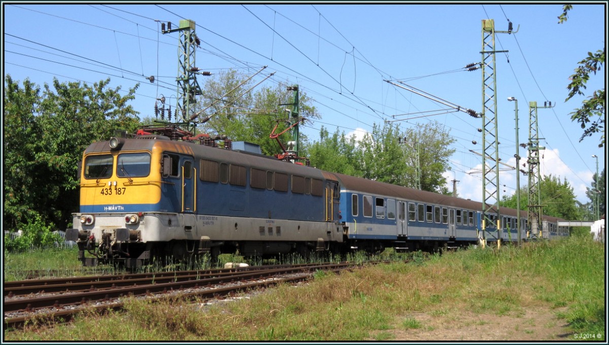 Die 433 187 mit dem Balatonexpress bei der Einfahrt in Szántód-Köröshegy am 26.05.2014.