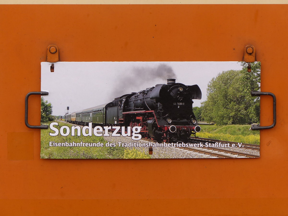 Die 44 1486-8 wurde von den Eisenbahnfreunden aus Staßfurt auf einem Metallschild samt Sonderzug an ihren MITROPA-Speisewagenam angebracht; 09.09.2017