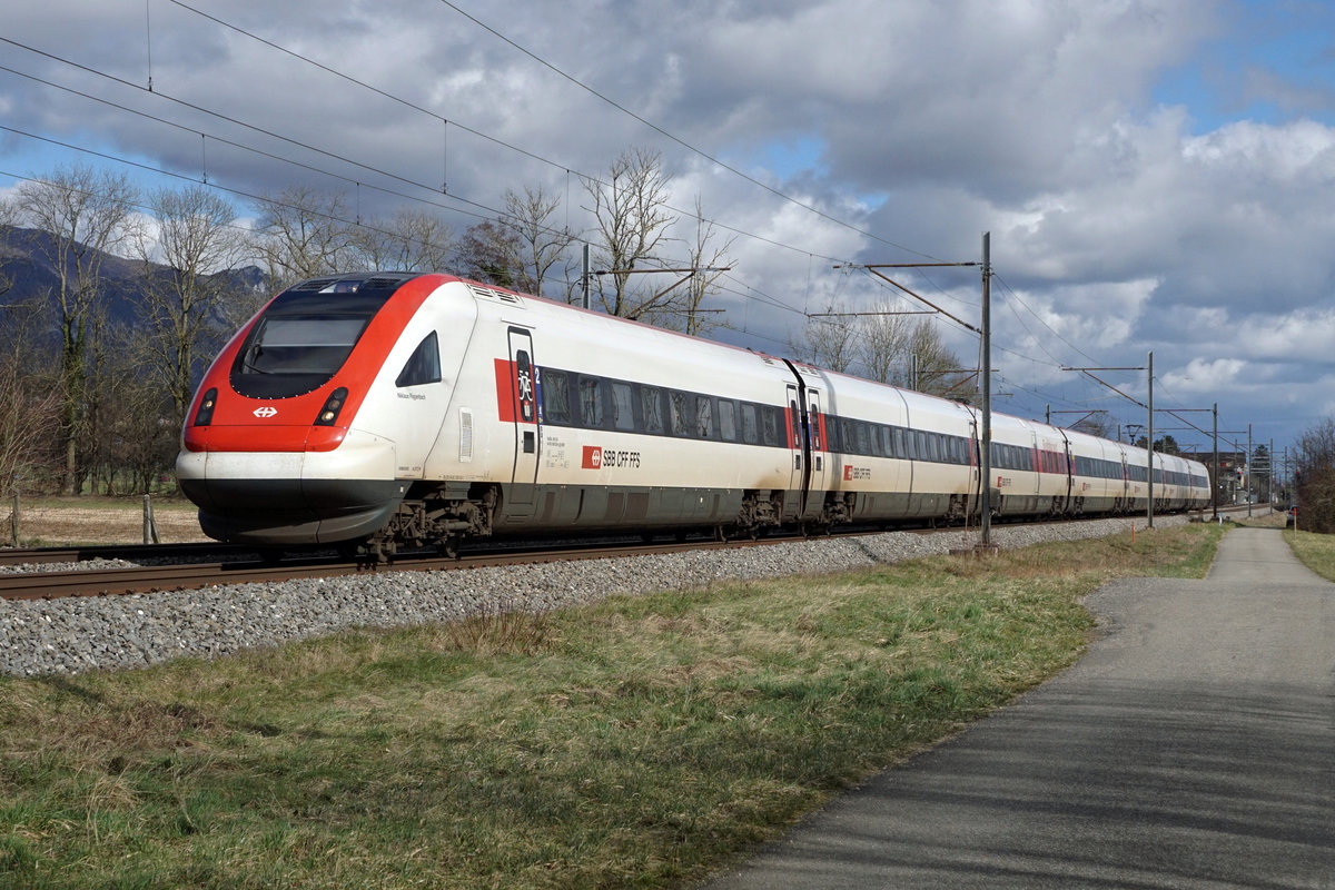 Die 44 Intercity-Neigezüge ICN der SBB die zwischen 1999 und 2005 in Betrieb genommen wurden, werden für 400 Millionen Franken total renoviert. Dabei soll es sich um die grösste Modernisierung der SBB-Geschichte handeln. 
RABDe 500 ICN als IC 5 auf der Fahrt zwischen Selzach und Bettlach am 18. Februar 2020.
Foto: Walter Ruetsch