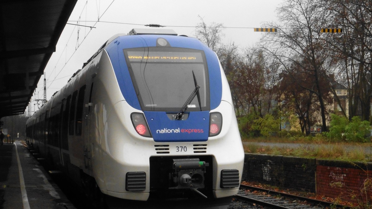 Die 442 370 der National Express mit RB 48 (Bonn-Mehlem - Wuppertal-Oberbarmen) 
bei der Ankunft in Bonn-Mehlem , DEN 13.12.2015