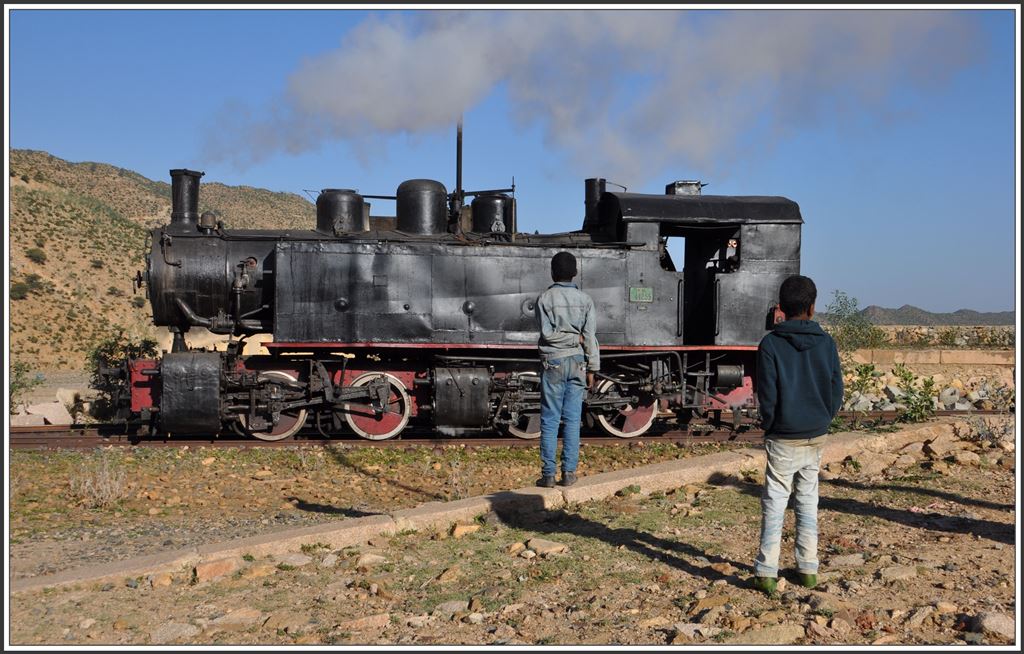 Die 442.55 wird bestaunt in Nefasit. Optisch sieht sie ansprechend aus, aber technisch pfeift sie aus dem letzten Loch.(06.12.2014)