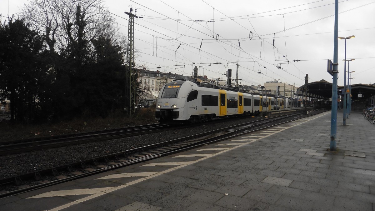 Die 460 010-2 der Trans Regio mit dem MRB 26 von Köln Messe/Deutz nach Remagen bei der Ausfahrt aus Bonn HBF , DEN 15.01.2015