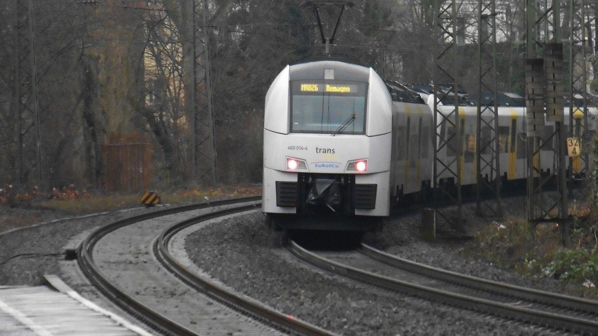 Die 460 014-4 der Trans Regio mit dem MRB 26 nach Remagen bei der Ausfahrt aus 
Bonn HBF ( Rauen entstand weil es Geregnet hat) , DEN 15.01.2015