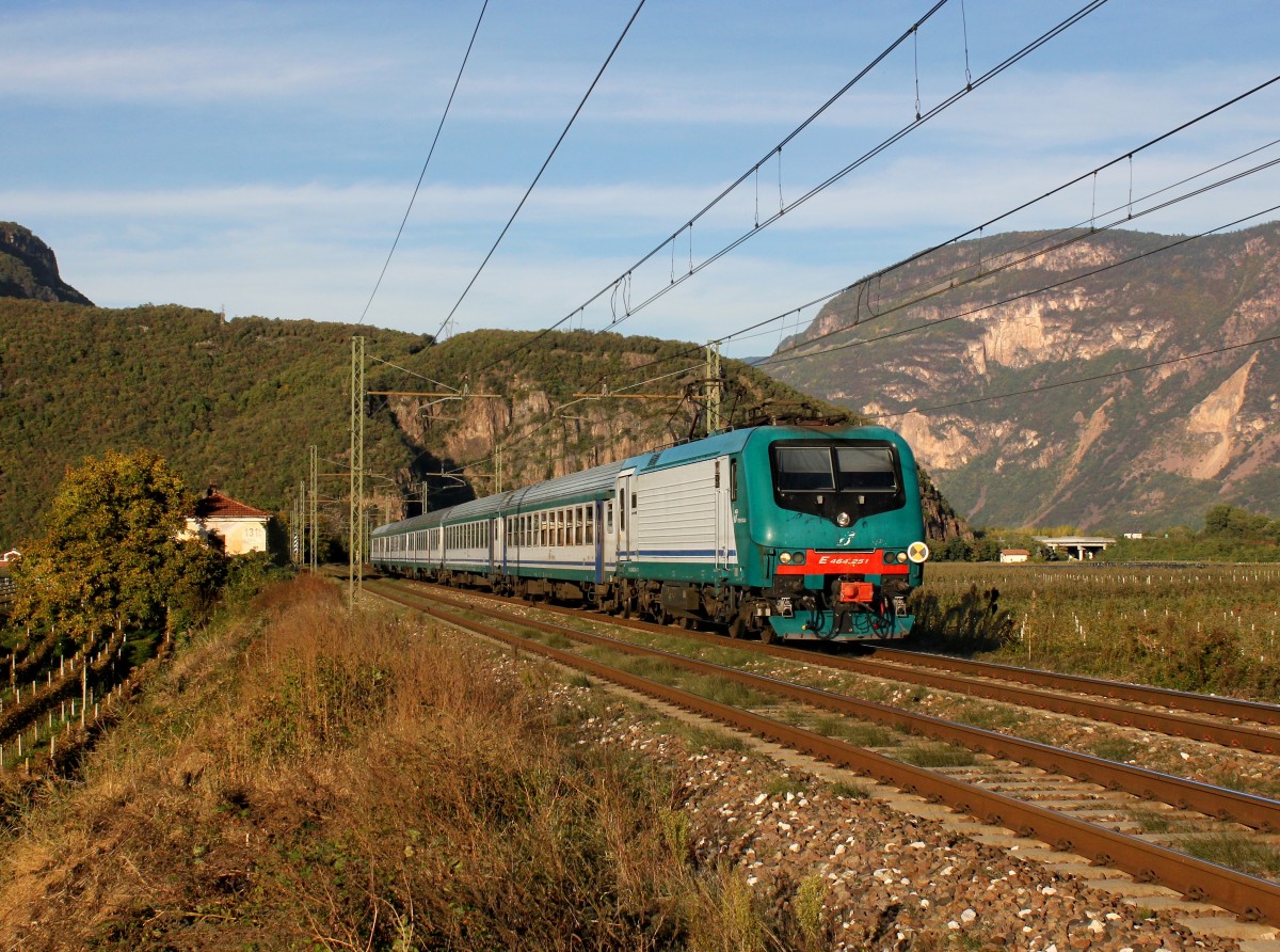 Die 464 251 mit einem Regionalzug am 24.10.2015 unterwegs bei Ora.