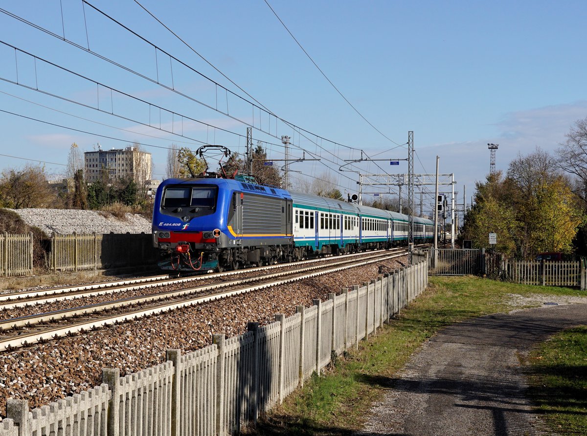 Die 464 608 mit einem R am 08.12.2018 unterwegs bei Udine.