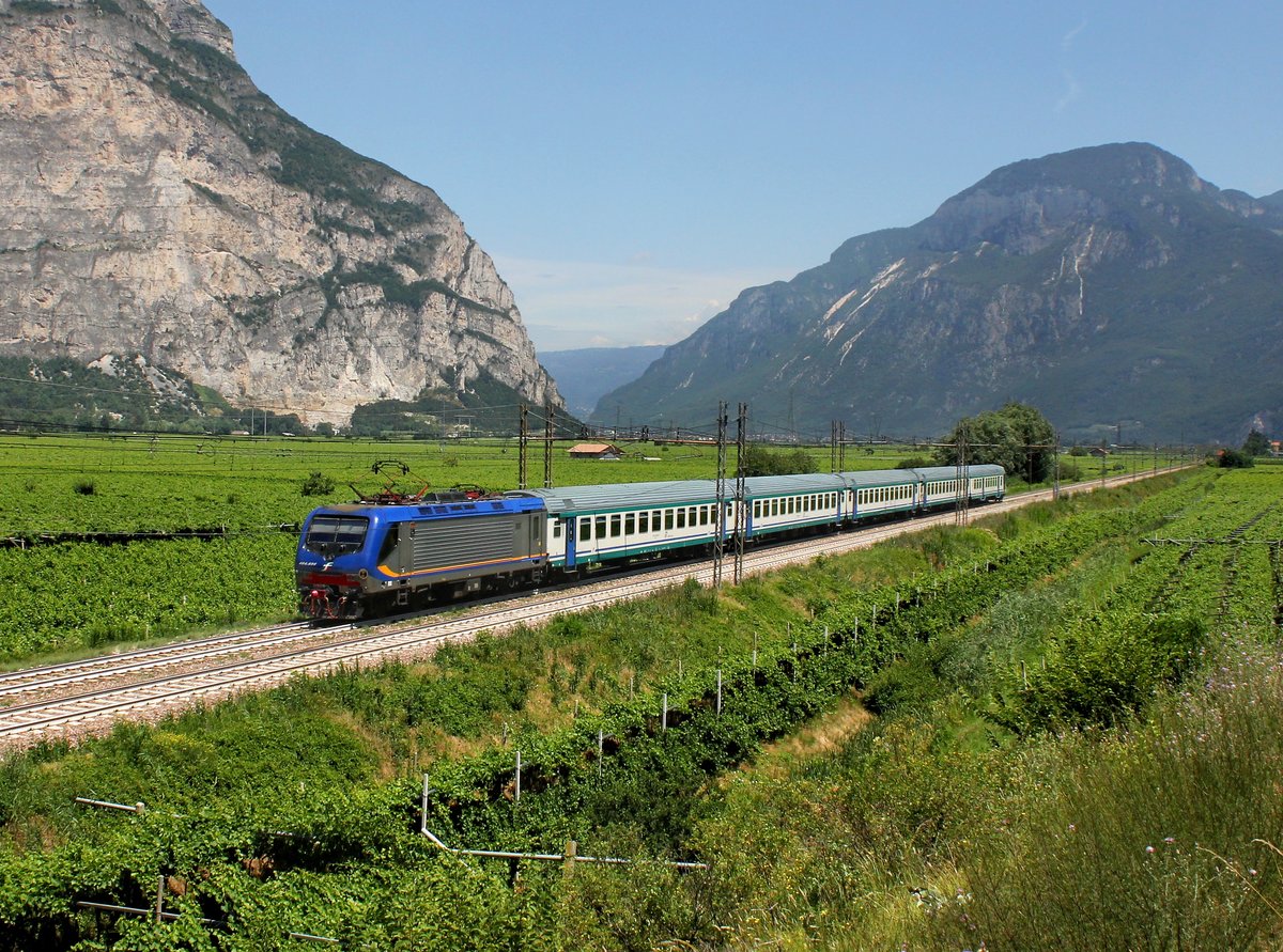 Die 464 699 mit einem Regionalzug am 09.07.2016 unterwegs bei Salorno.