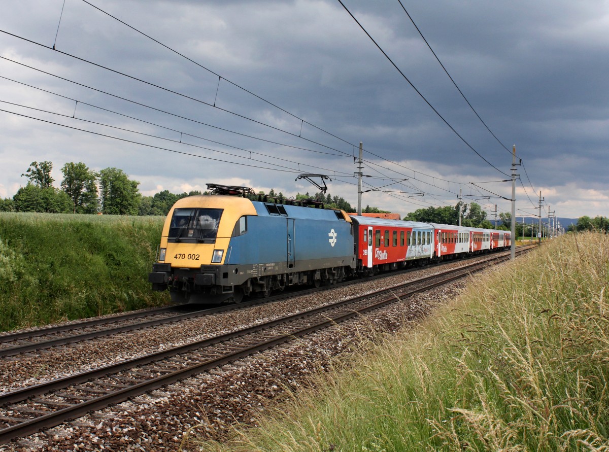 Die 470 002 mit einem REX nach Linz am 15.06.2014 unterwegs bei Dorf an der Pram.