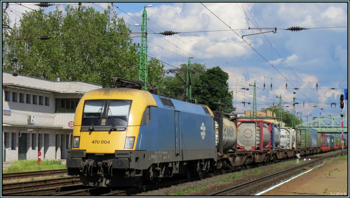 Die 470 004 mit einen langen Güterzug am Haken bei der Durchfahrt in Komárom am 20.05.2014.