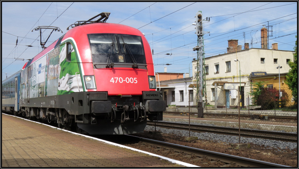 Die 470 005 der MAV kommt am 31.Juli 2015 mit einen Personenzug durch Komarom (H) gefahren.Sie ist der Werbeträger und Sponsor für den ungarischen Ferencvárosi Torna Club (Verein). Einigen Fußballfans auch als Ferencváros Budapest ein Begriff.