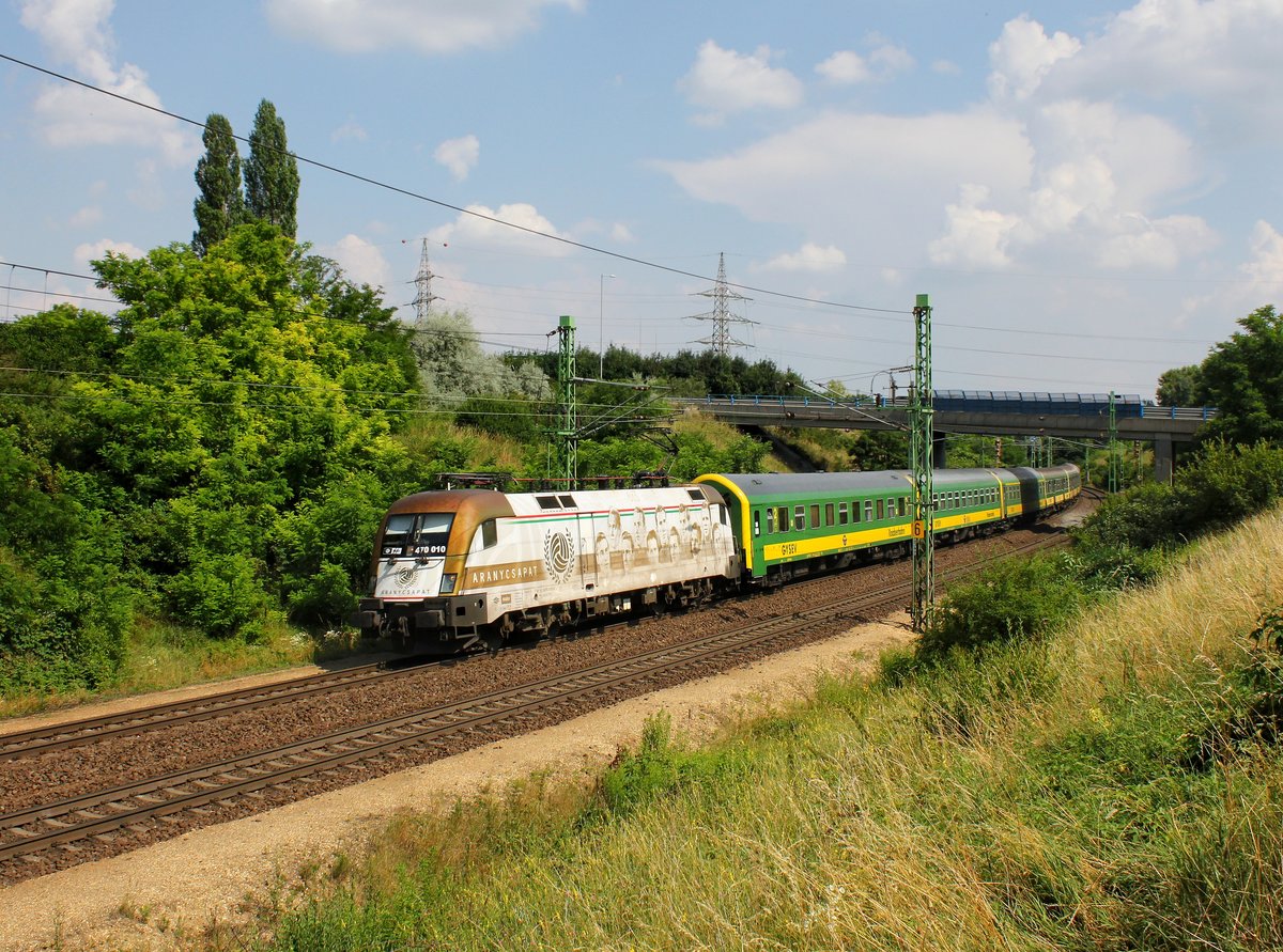 Die 470 010 mit einem IC am 02.07.2016 unterwegs bei Biatorbágy.